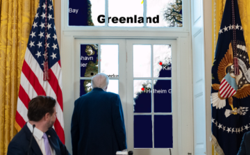 Olyan képet posztolt a Fehér Ház, amin Trump Grönlandot kémleli az ablakból